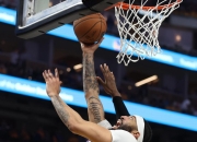 米切尔险胜掀起高潮，黄蜂关键表现点燃全场！